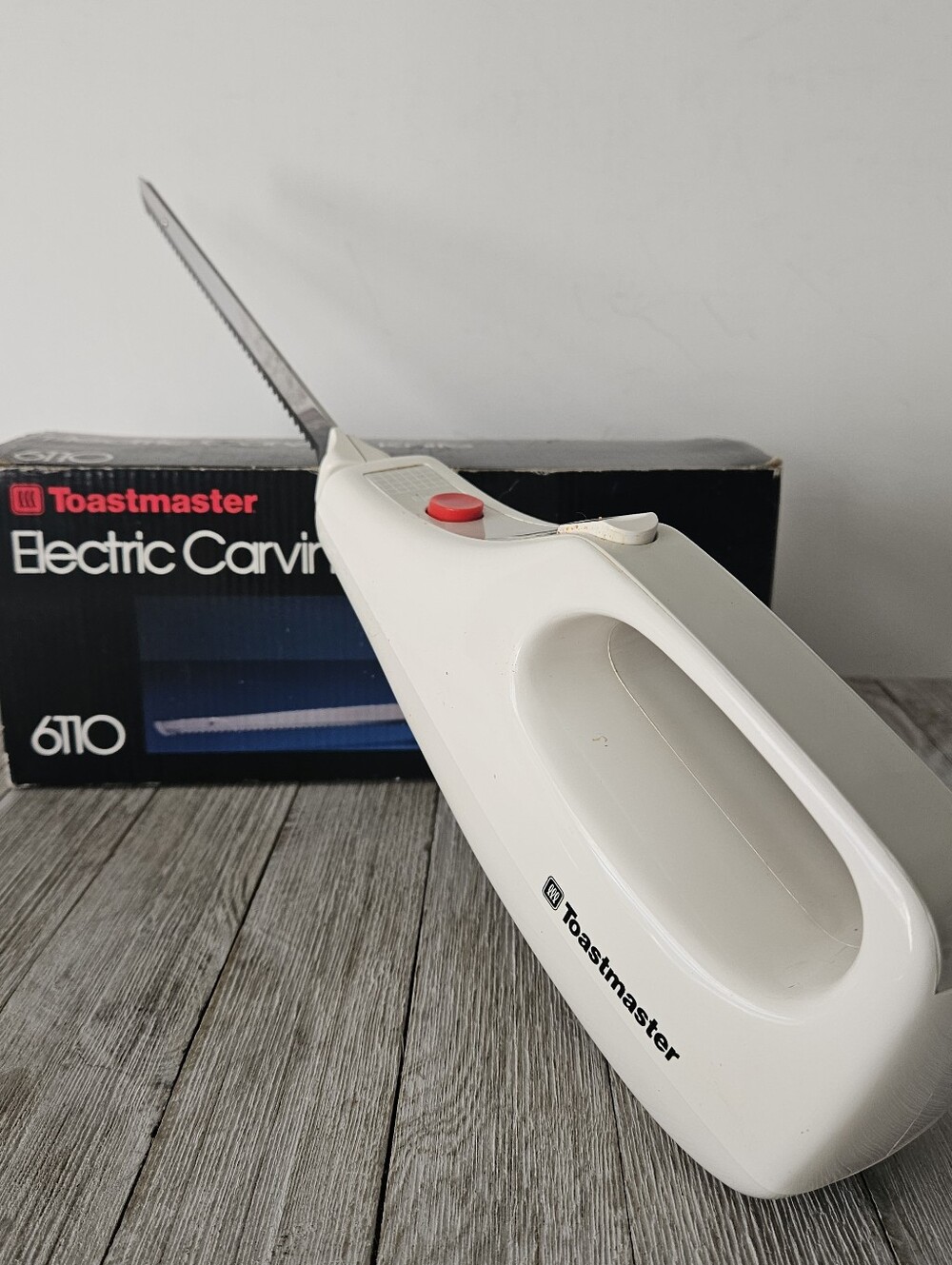 Toastmaster Electric Carving Knife 6110 with Original Box and User Guide.